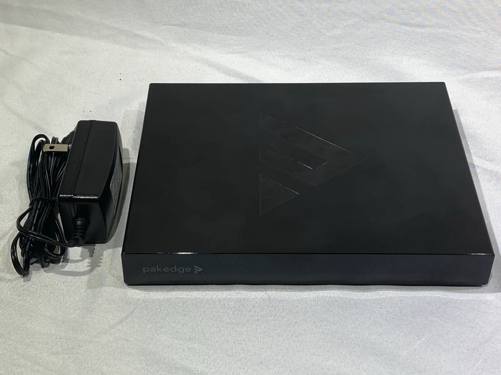 Pakedge WR-1 802.11ac Dual-Band Wireless Router - Gallery Image 1