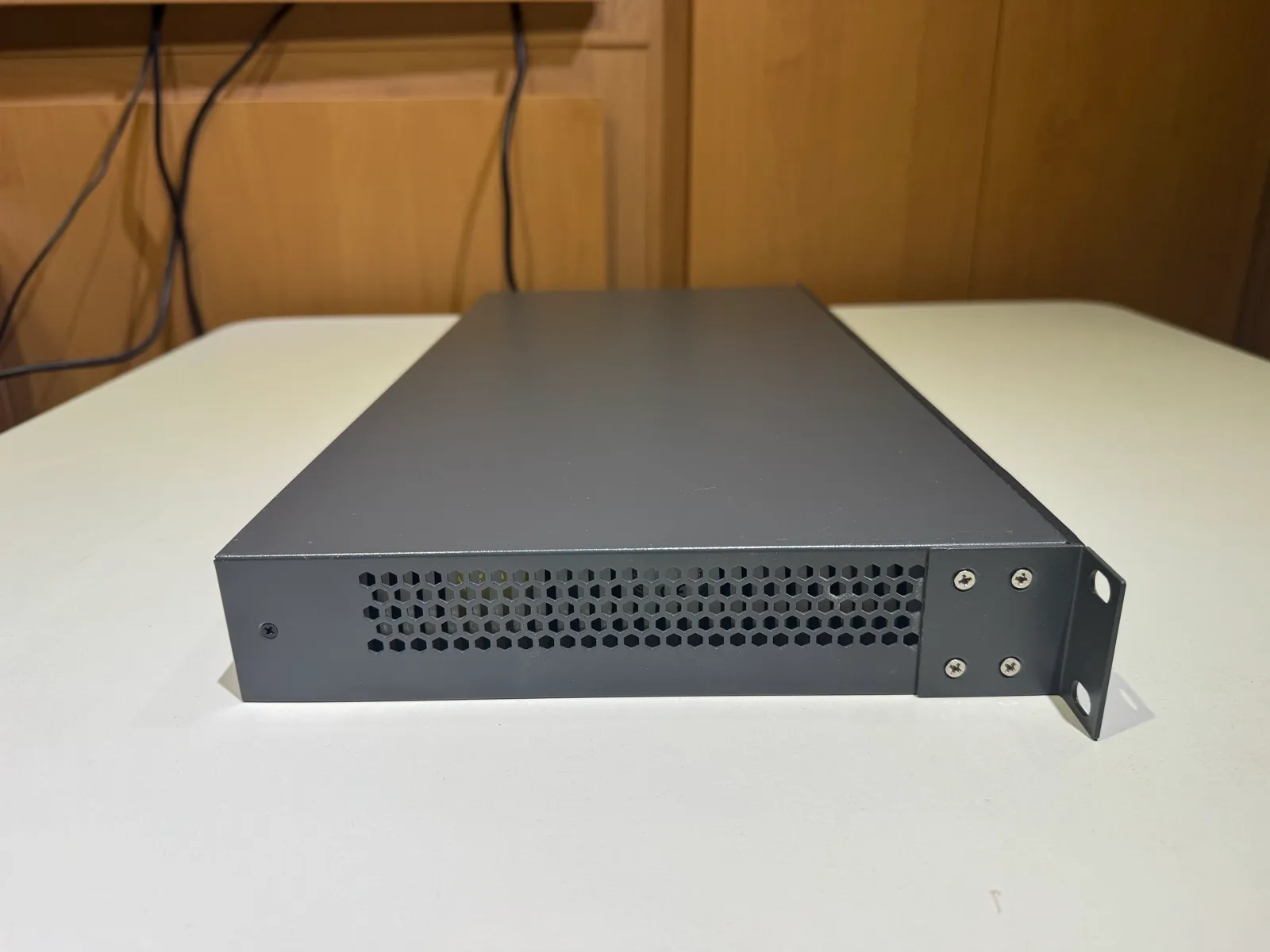 TP-Link JetStream 24-Port Gigabit Smart PoE+ Switch (T1600G-28PS / T1600G-S28) - Gallery Image 5